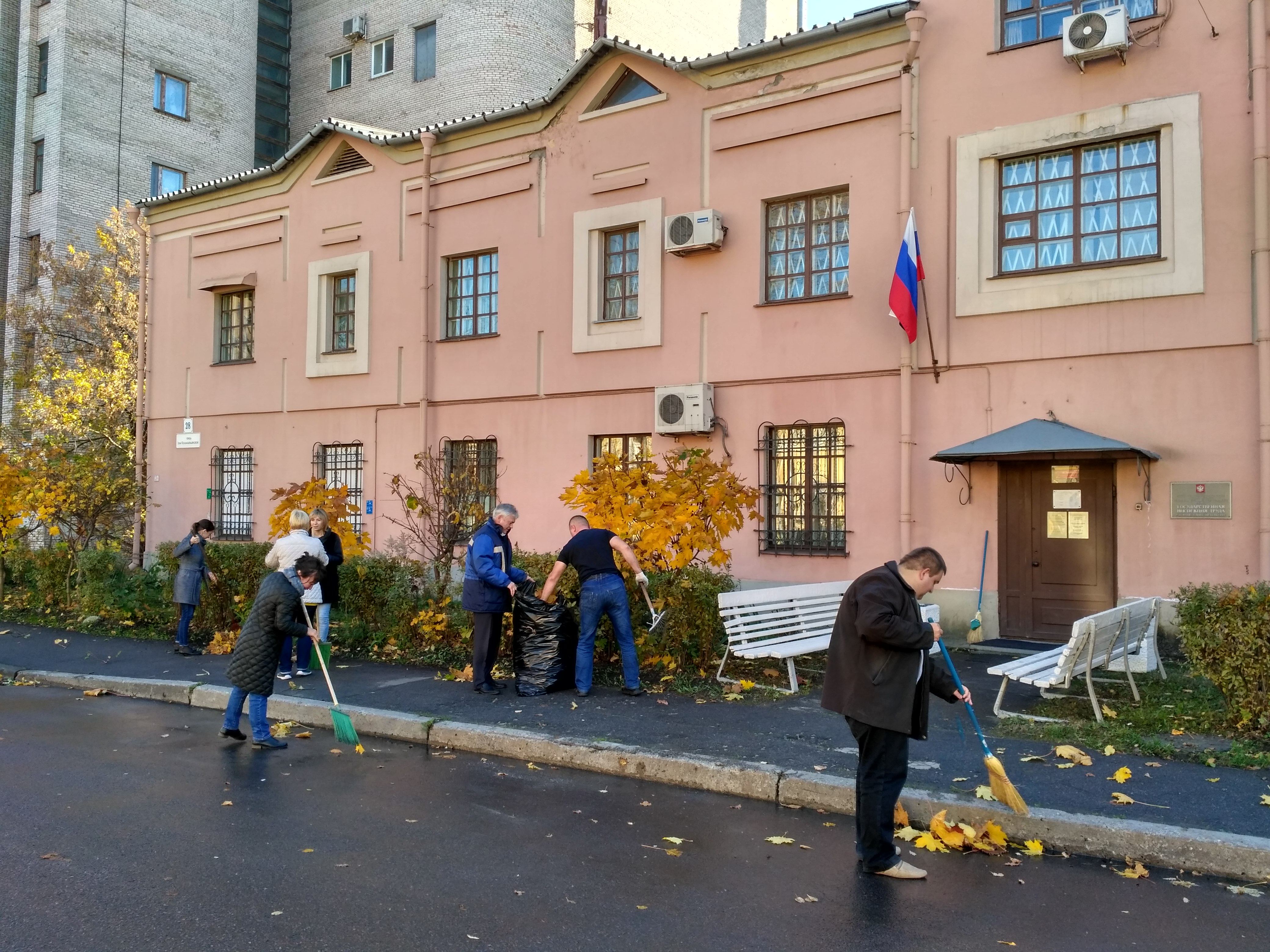 Сотрудники инспекции труда вышли на субботник